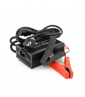 Зарядний пристрій для акумуляторів Li-ion 12V (12,6V),3S,15A, + крокодили, індикація, 135х90х50mm